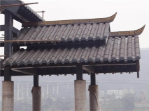 宜興市榮珂陶瓷是一家仿古筒瓦,寺廟筒瓦,園林古建瓦,寺廟瓦琉璃瓦,陶瓷彩瓦,西班牙瓦,s瓦,平板瓦,雙筒瓦,石板瓦,劈開磚等產(chǎn)品的經(jīng)銷批發(fā)的基地,品種齊全,價(jià)格合理。咨詢服務(wù)熱線:李經(jīng)理：13196506999