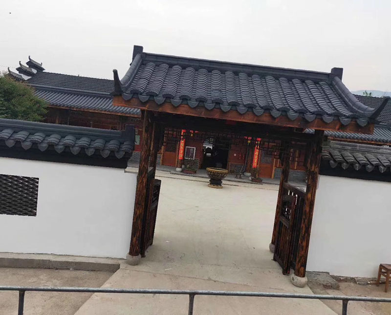 宜興市榮珂陶瓷是一家仿古筒瓦,寺廟筒瓦,園林古建瓦,寺廟瓦琉璃瓦,陶瓷彩瓦,西班牙瓦,s瓦,平板瓦,雙筒瓦,石板瓦,劈開磚等產(chǎn)品的經(jīng)銷批發(fā)的基地,品種齊全,價(jià)格合理。咨詢服務(wù)熱線:李經(jīng)理：13196506999